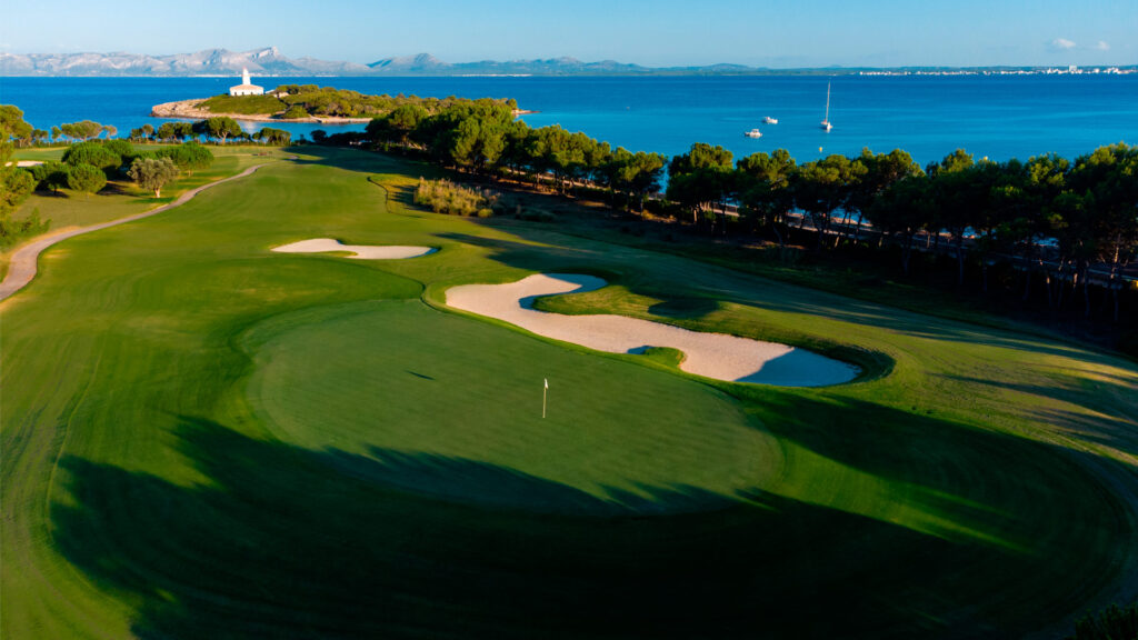 Mastering shots from deep bunkers: technique and strategy 1 cabecera hole 17
