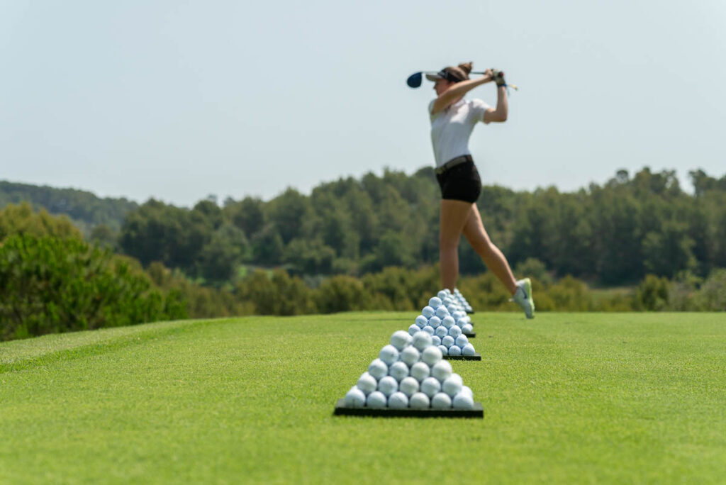 So verbessern Sie die Distanzkontrolle mit dem Wedge aus 80 Metern 1 Campo de practicas 1