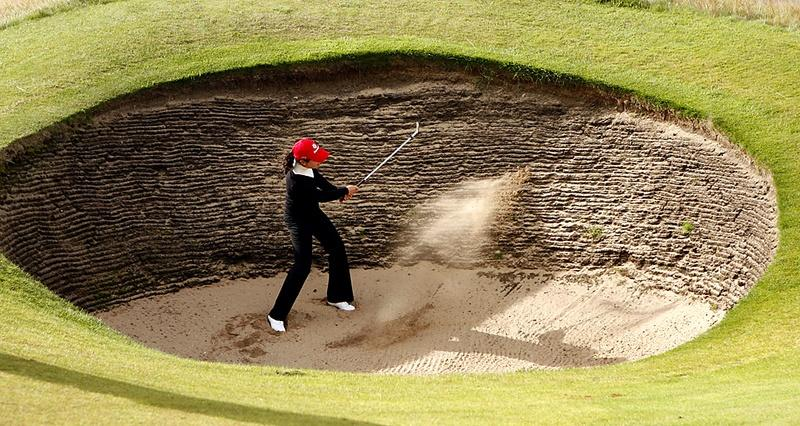 Jugar al golf desde un bunker húmedo