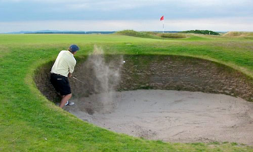 Jugar al golf desde un bunker húmedo