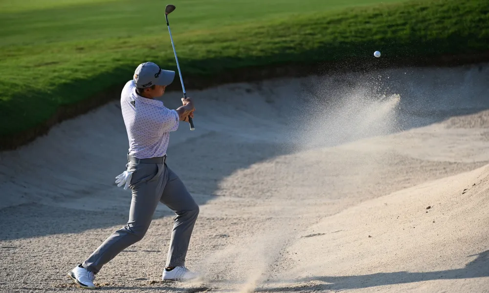 Jugar al golf desde un bunker húmedo