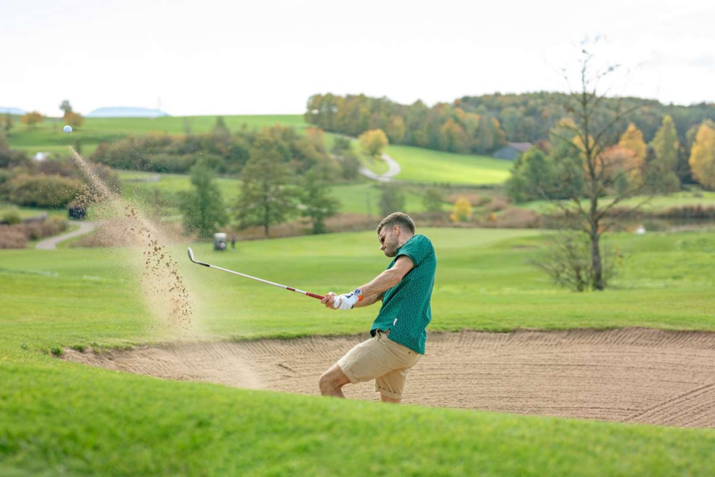 Jugar al golf desde un bunker húmedo