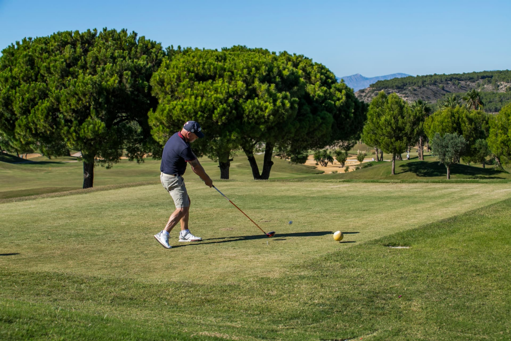 Jugar al golf desde un bunker húmedo